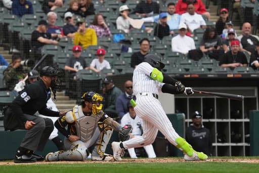 Luis Robert Jr. drives in 4 runs, stars in the outfield to help White Sox beat Brewers 8-0