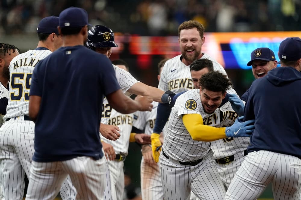 White Sox lose 10th straight, fall 4-3 to Brewers in 10 innings