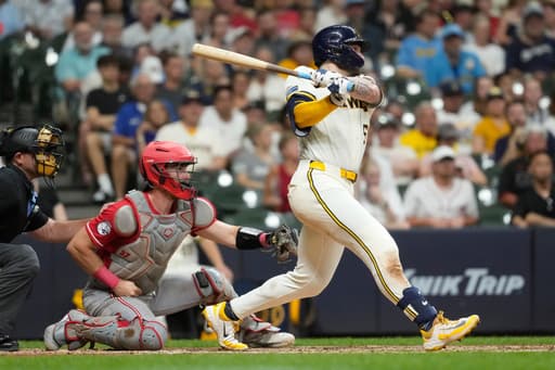 Mitchell triples in the go-ahead run in the 7th in the Brewers’ 4-2 win over the Reds