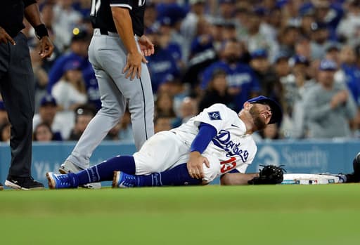Dodgers’ Muncy on injured list with knee bruise after collision with White Sox’s Taylor