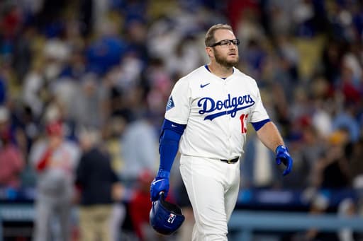 Dodgers’ Max Muncy lands on IL again with oblique strain