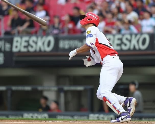 KBO Roundup: KBO Legend Jeong Choi Closing in on Another Record, Dean and Kim Continue Home Run Race