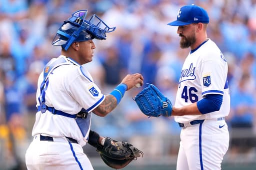 Royals use rare long ball to defeat the Twins