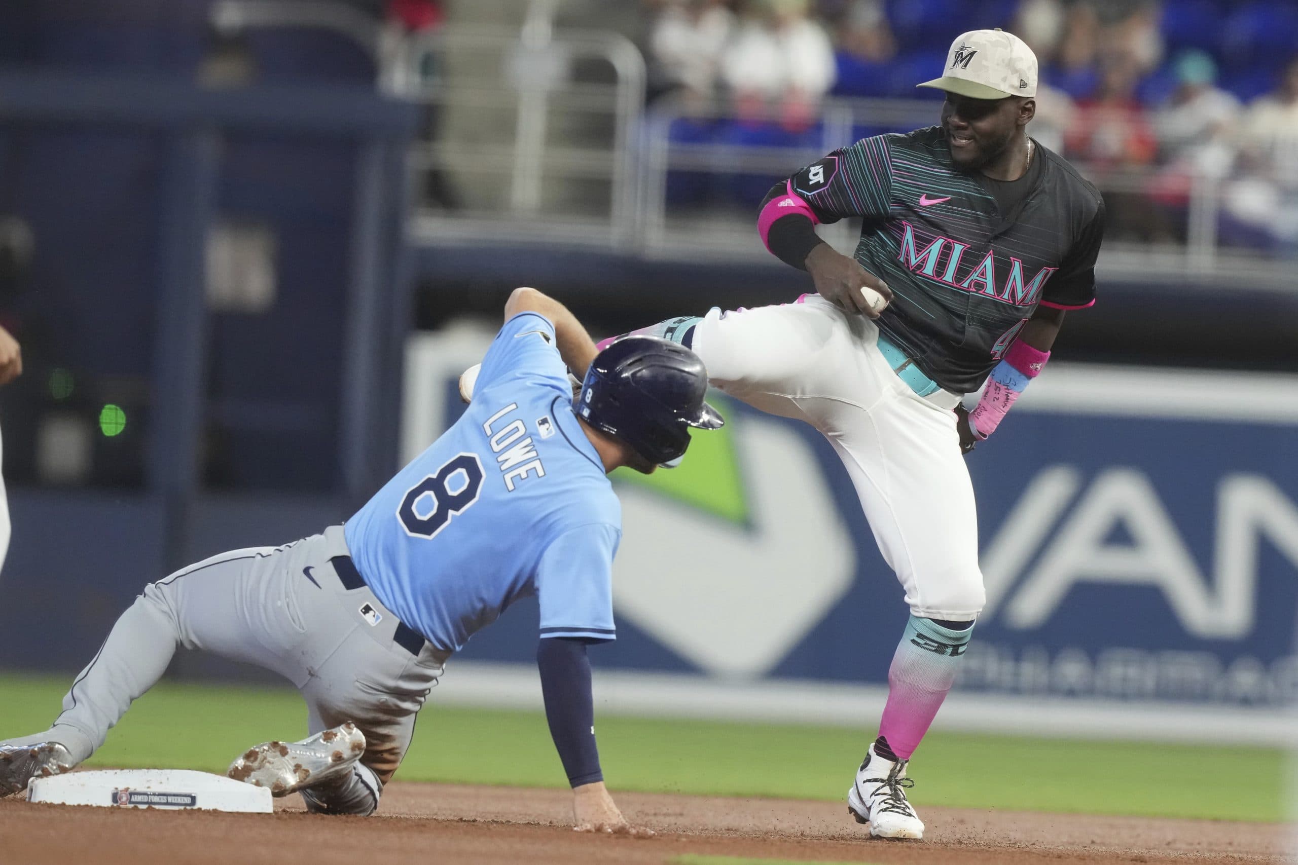Marlins rookie second baseman Ronny Simón commits 3 errors in 3 innings