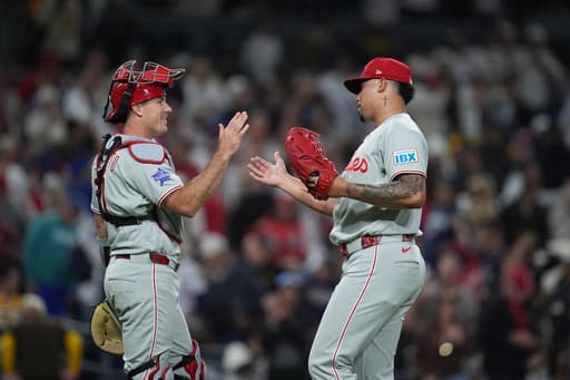 Phillies catcher J.T. Realmuto exits game vs. Dodgers with left wrist contusion after HBP