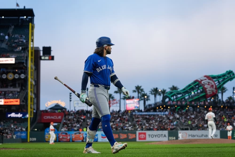 Blue Jays shortstop Bo Bichette leaves game against Tigers because of apparent right leg injury