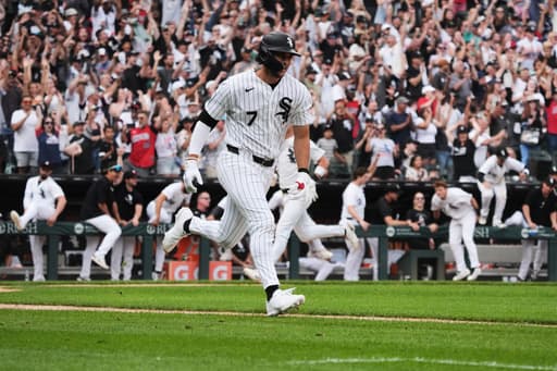 Gonzalez hits RBI single in ninth as White Sox beat Royals 2-1