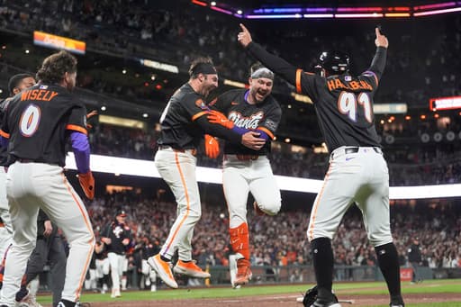 Bailey’s walk-off, inside-the-park homer lifts Giants past Phillies