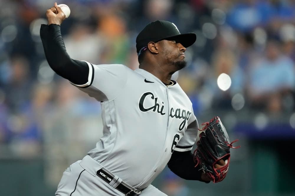 Seattle Mariners acquire hard-throwing reliever Gregory Santos in a trade with the Chicago White Sox