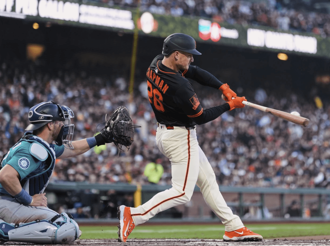 Chapman receives his Gold Glove Award and then leads Giants past Mariners 4-1 with his bat