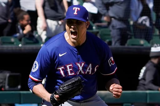 García hits a big 2-run double as the Rangers stop a 6-game slide by edging the White Sox 5-4