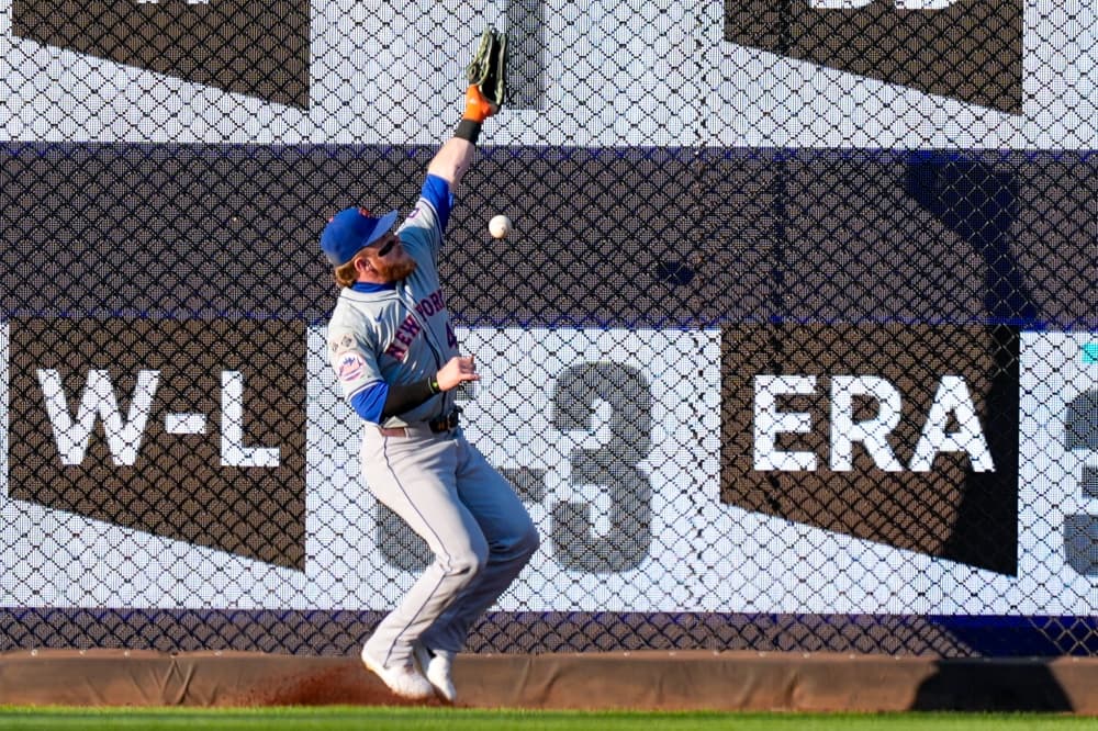 Mets’ Harrison Bader leaves game at the Nationals after crashing into the outfield wall