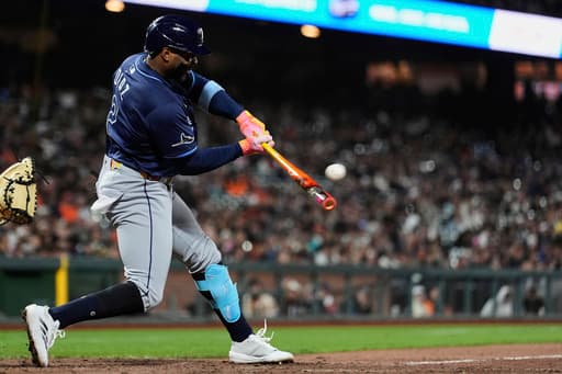 Yandy Diaz singles in the deciding run in the 9th in the Rays’ 7-6 victory over the Giants