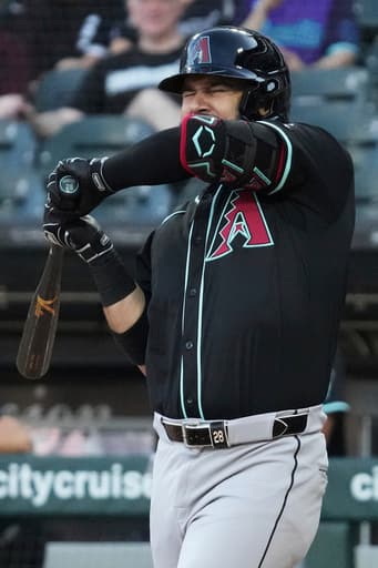 Diamondbacks third baseman Eugenio Suárez leaves game after being hit on the right hand by a pitch