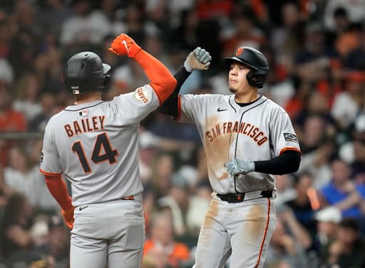 Flores homers and drives in 4 to lead Giants over Astros 7-2