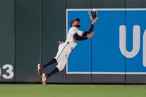 Byron Buxton’s diving catch in the 9th inning seals the Twins’ 4-2 win over the struggling White Sox