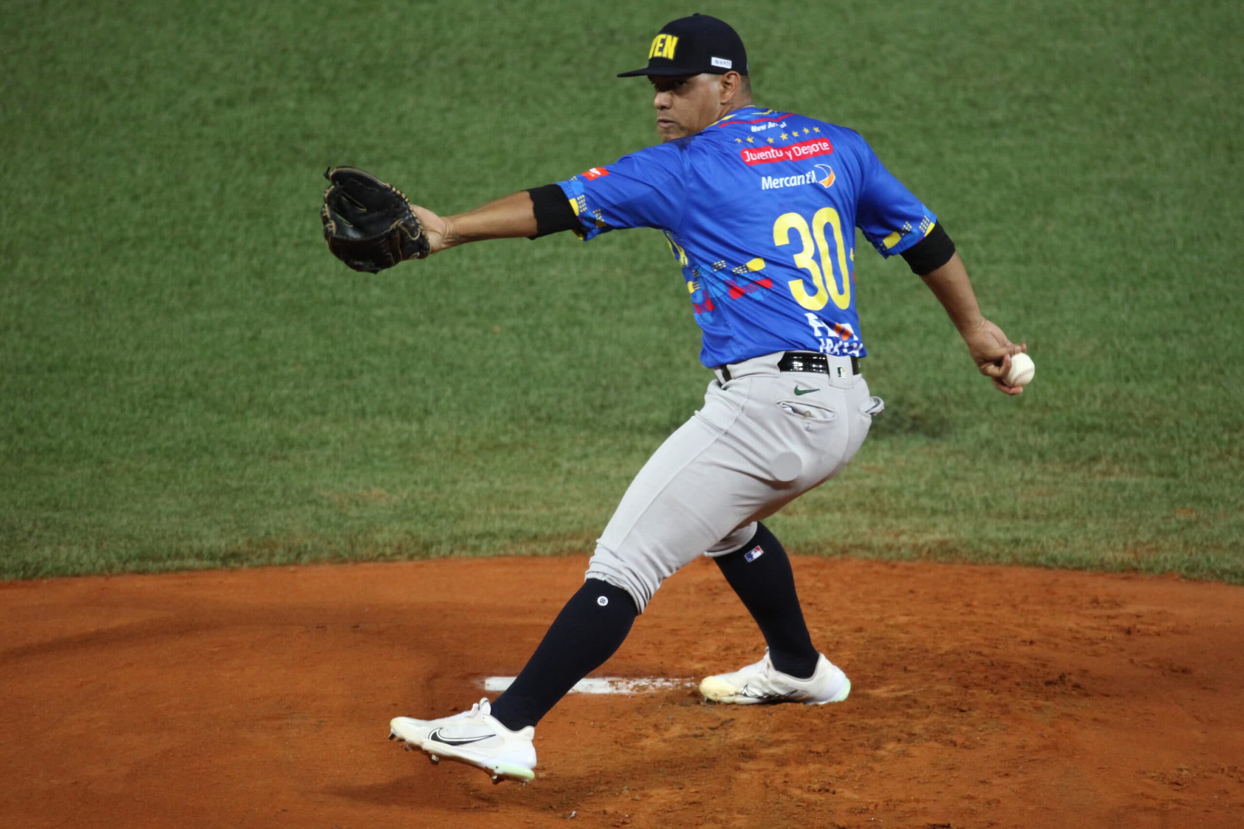 Venezuela Comes Back, Tops Curacao 8-6 at Caribbean Series