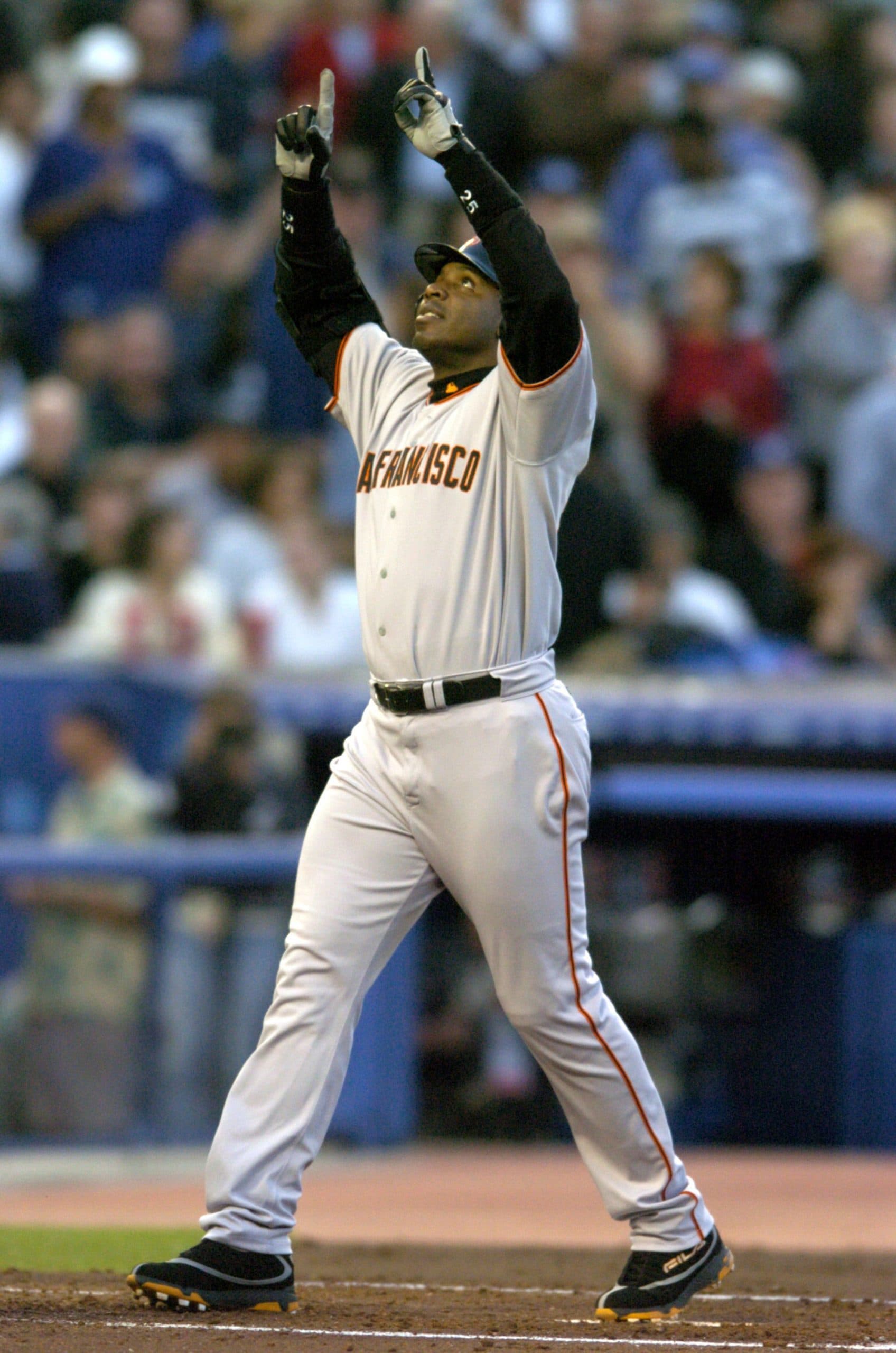 This Date in Baseball – Barry Bonds Becomes 1st player in MLB History with 400 HRS and 400 SBs