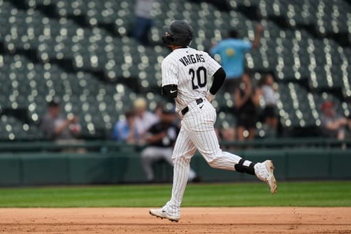 White Sox INF Miguel Vargas sidelined by a left oblique strain