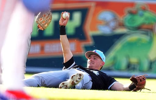 White Sox shortstop Colson Montgomery makes spectacular over-the-shoulder catch in MLB debut