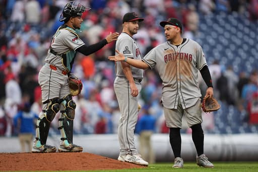 Naylor hits an RBI single in the 10th inning as the Diamondbacks top the Phillies 11-9
