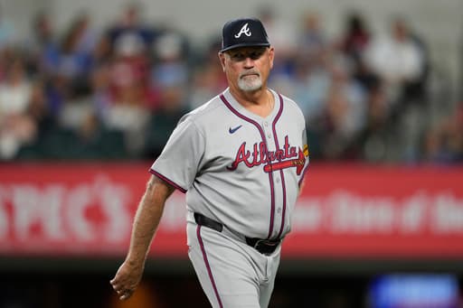 Humbled Brian Snitker inducted into the Braves Hall of Fame