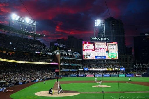 El abridor de los Padres de San Diego, Walker Buehler (centro), realiza un lanzamiento hacia Corbin Carroll, de los Diamondbacks de Arizona (tercero desde la izquierda), durante la cuarta entrada de un partido de béisbol el sábado 26 de septiembre de 2026 en San Diego. (Foto AP/Karl Anderson) (AP Photo/Karl Anderson)
