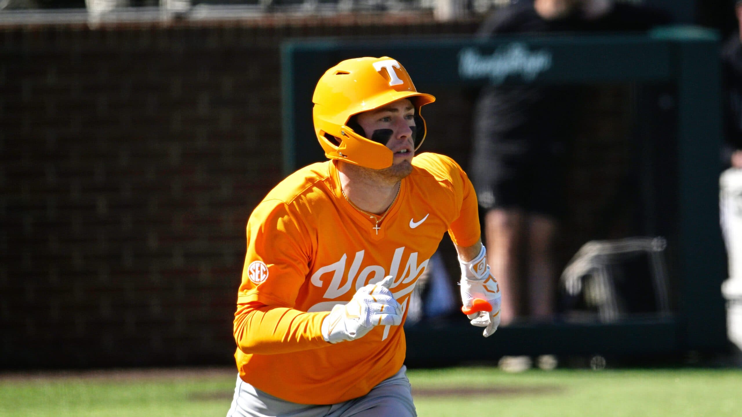Tennessee Volunteers Take Down Ole Miss 13-5, Hit Six Home Runs as a Team