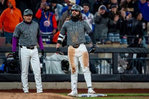 Jesse Winker flashes some rare speed with a two-triple game to lead the Mets past Blue Jays