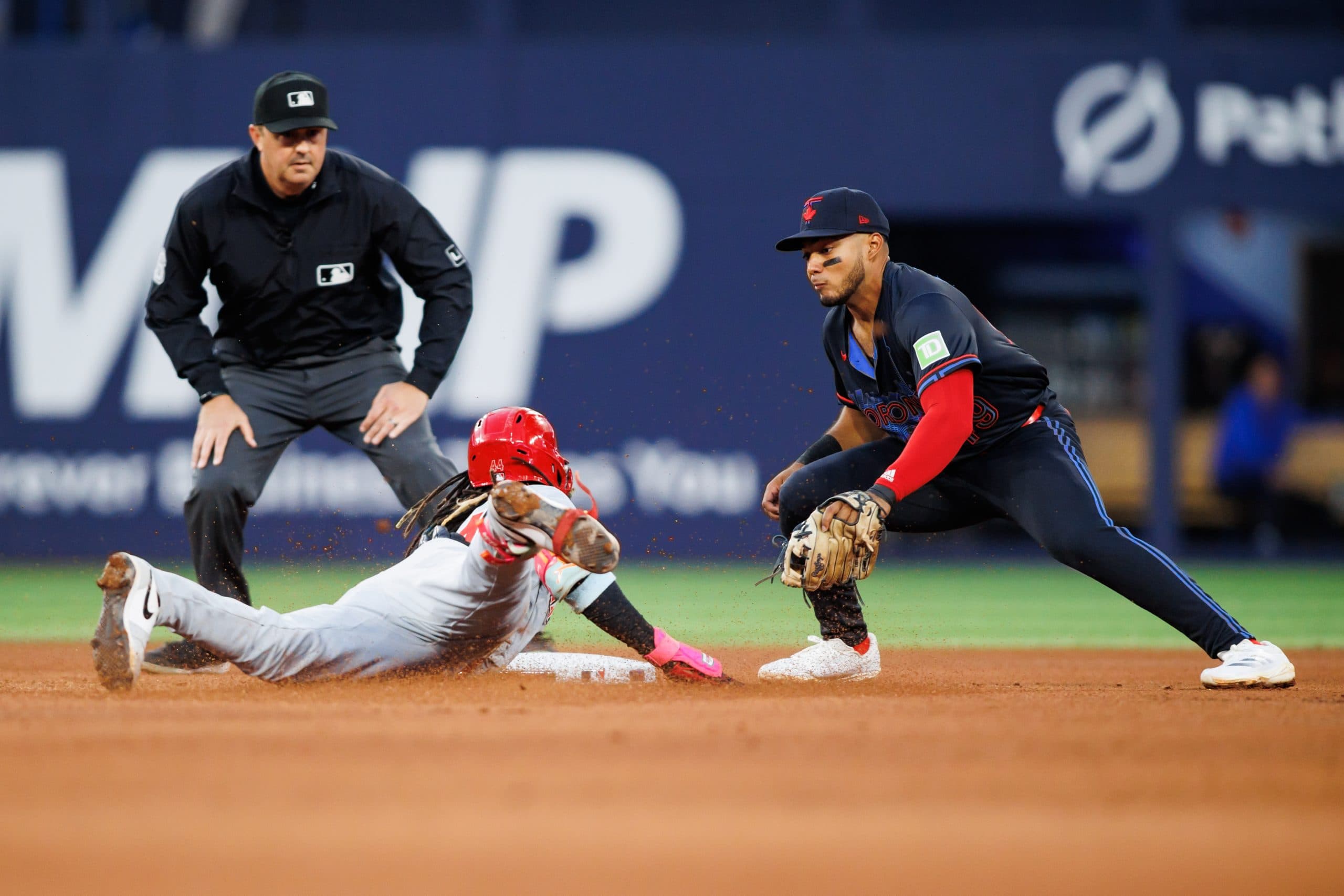 Reds SS Elly De La Cruz Cecomes 5th Player With 20 homers and 60 Stolen Bases in a Season