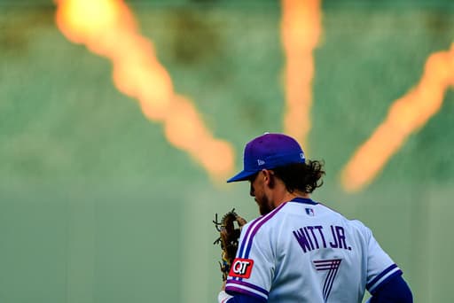 Royals All-Star shortstop Bobby Witt Jr. leaves win over Giants with back tightness
