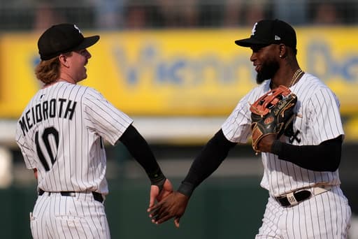 Elko hits 2-run HR, Houser pitches 6 strong innings as White Sox beat Royals 4-1