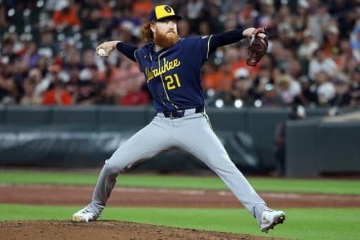 Dustin May, lanzador de los Cerveceros de Milwaukee, trabaja durante la segunda entrada del juego de béisbol de Grandes Ligas frente a los Orioles de Baltimore, el viernes 18 de septiembre de 2026, en Baltimore. (AP Foto/Daniel Kucin Jr.) (AP Photo/Daniel Kucin Jr.)