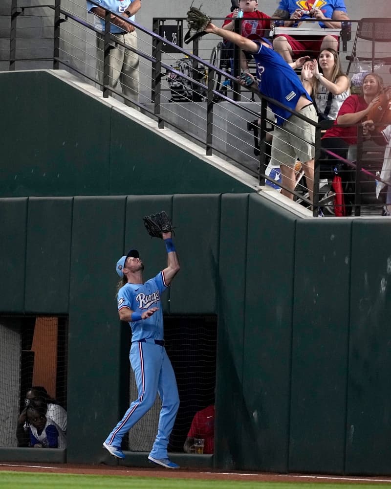Fan interference helps end 19-game on-base streak for Rays’ Aronzarena