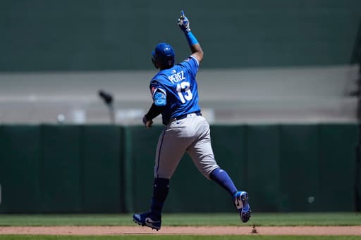 Perez powers Royals with 3 hits, including a homer, in 8-4 win over Giants