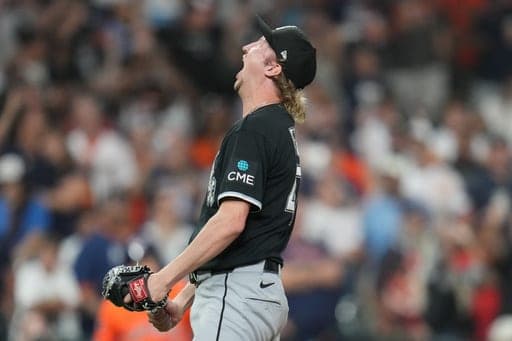 Chicago White Sox relief pitcher Erick Fedde celebrates after forcing the final out in Game 2 of baseball's American League Wild Card Series against the Houston Astros, Wednesday, Sept. 30, 2026, in Houston. (AP Photo/Karen Warren) (AP Photo/Karen Warren)