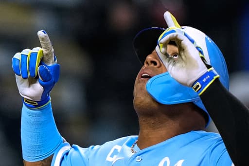 Perez’s homer highlights 6-run 6th inning as Royals top Brewers 8-2 for doubleheader split