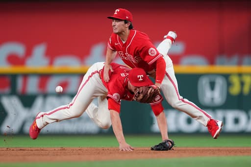 Justin Foscue rebounds from causing blooper with star SS Corey Seager with 1st homer for Rangers