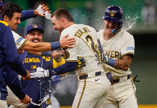 Turang’s bunt drives in winning run in the 11th, Brewers beat the Royals 3-2