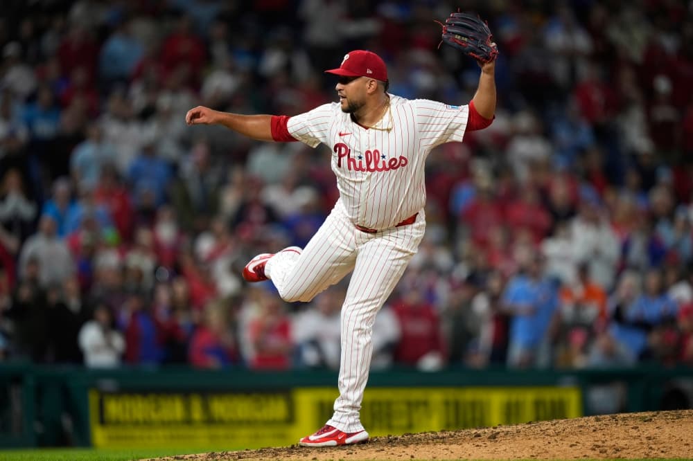 Carlos Estévez finalizes a $22 million, 2-year contract with the Kansas City Royals