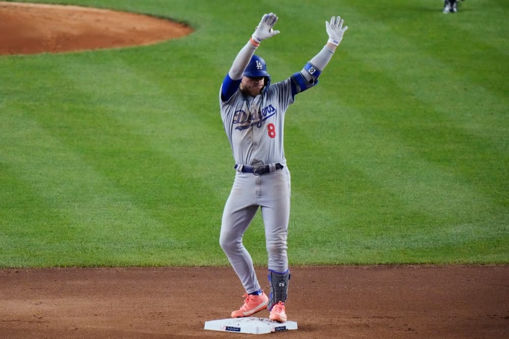 Dodgers’ Kiké Hernández makes error in midst of live television interview during 2-1 win over Yanks