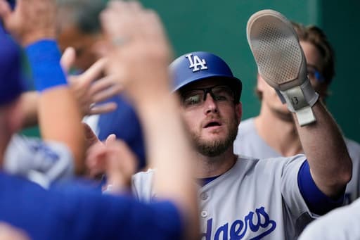 Dodgers’ Max Muncy injured while tagging out Michael A. Taylor of White Sox