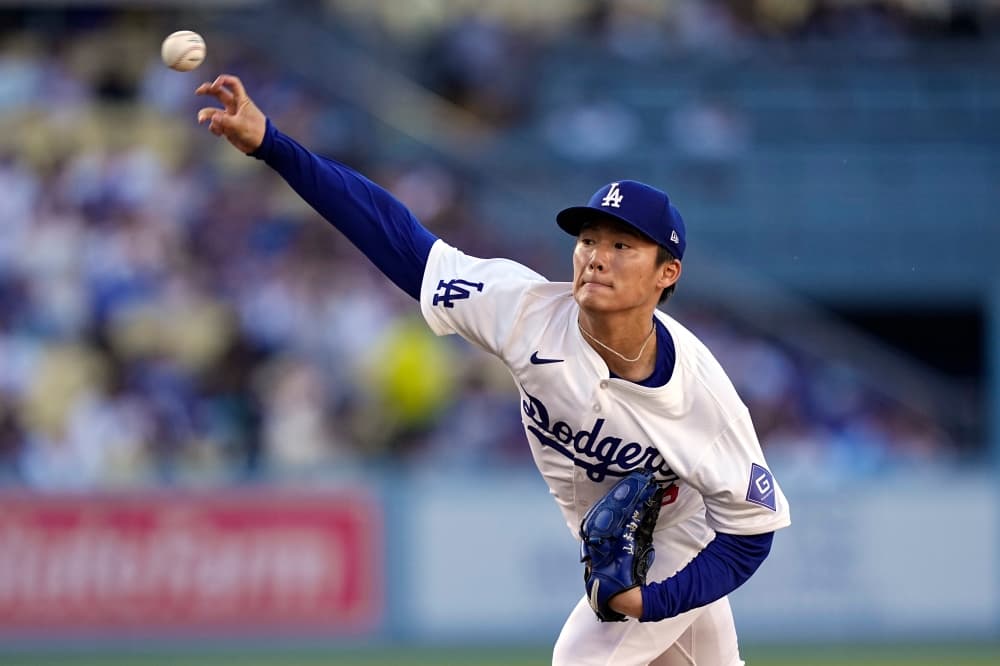 Dodgers’ Yoshinobu Yamamoto leaves start vs. Kansas City after 2 innings due to triceps tightness