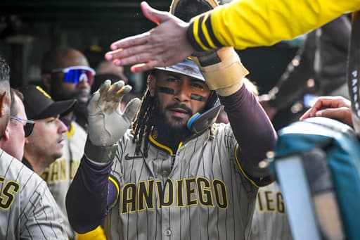 Justin Turner’s error allows Fernando Tatis Jr. to score go-ahead run in Padres’ 8-7 win over Cubs