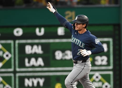 Cole Young hits a two-run home run in the seventh to lift Mariners to a 3-2 victory over Pirates