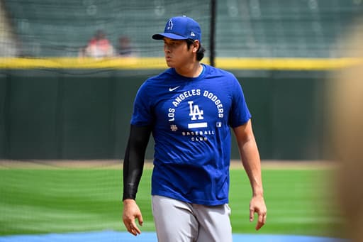 Shohei Ohtani hits a leadoff homer in return to Dodgers lineup after dealing with knee issue