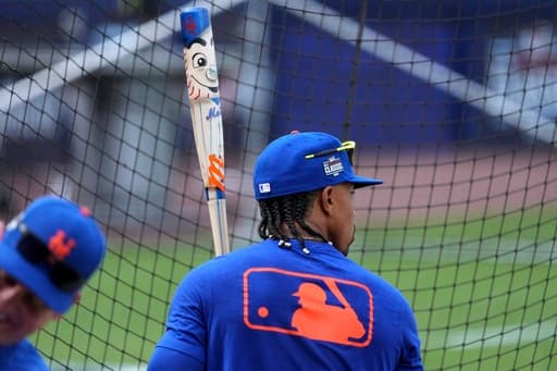 Kids again! Mets, Mariners cardboard race, pin trade, talk baseball with Little Leaguers