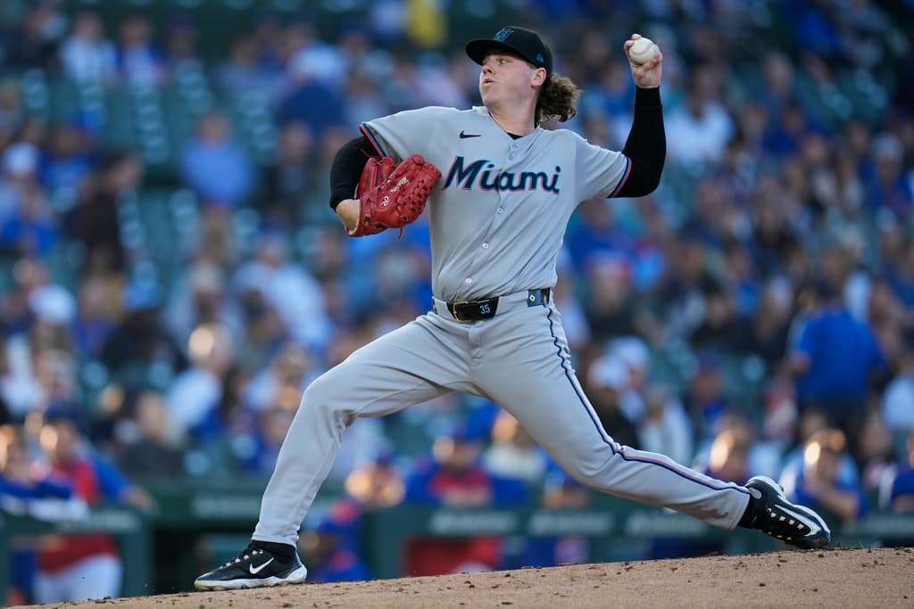Title: Marlins Cubs Baseball Image ID: 25135001611258 Article: Miami Marlins starting pitcher Ryan Weathers (35) throws against the Chicago Cubs during the first inning of a baseball game Wednesday, May 14, 2025, in Chicago. (AP Photo/Erin Hooley)