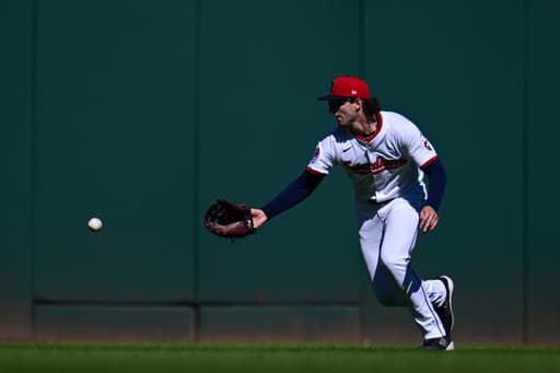 Cleveland’s DeLauter drops fly ball in center on first ball in majors before making key play in 4th