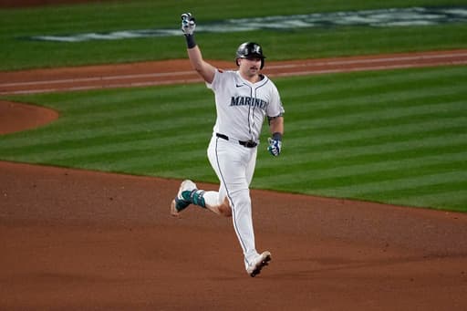Raleigh’s 64th homer of the year sparks Mariners’ 8th-inning rally against Blue Jays